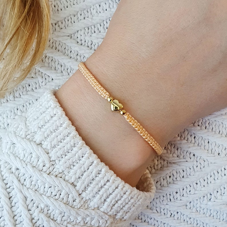 Armband Makramee mit Herz geflochtenes Armband mit Herz-Perle in Gold oder Silber Freundschaftsarmband Makrameearmband Geschenk Geschenkidee Apricot