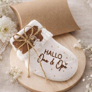Babysocke weiß Baumwolle personalisiert - Geschenk zur Schwangerschaftsverkündung | Geschenk Großeltern | Baby Ankündigung mit kleinen Deko-Schnuller