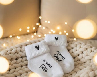 Babysocke weiß Baumwolle personalisiert Geschenk zur Schwangerschaftsverkündung: Individuell gestalten du wirst Oma Opa Tante Onkel