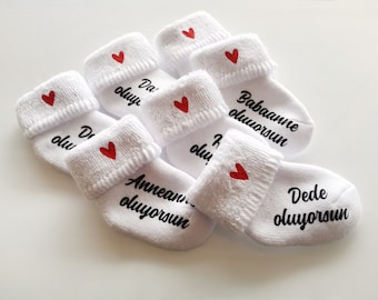 Schwangerschaft verkünden , Babysocke weiß, Personalisiert auf TÜRKISCH, Sockenrand mit Herz rot oder schwarz