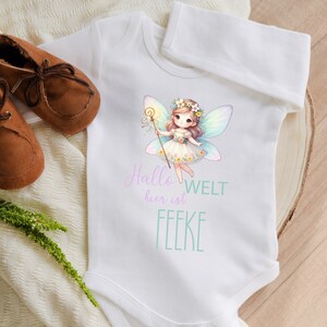 Verzauberte Babybodys mit personalisiertem Feenmotiv, Geschenk zur Geburt Babykleidung Schwangerschaftsverkündung HALLO WELT Bild 1