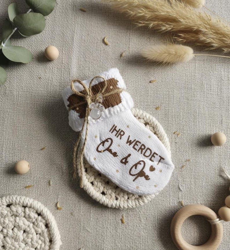 Personalized white cotton baby socks - Pregnancy announcement gift | Grandparents' gift | Baby announcement image 7