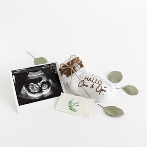 Babysocke weiß Baumwolle personalisiert - Geschenk zur Schwangerschaftsverkündung | Geschenk Großeltern | Baby Ankündigung