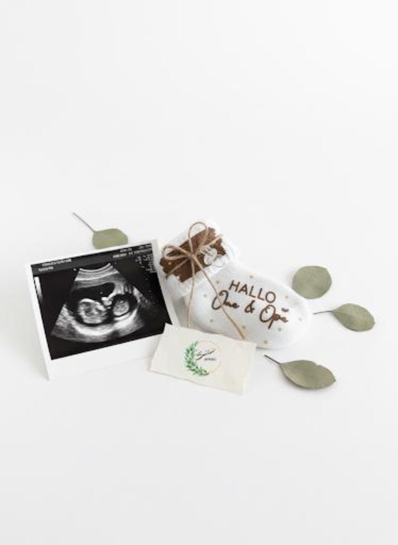 Babysocke weiß Baumwolle personalisiert - Geschenk zur Schwangerschaftsverkündung | Geschenk Großeltern | Baby Ankündigung