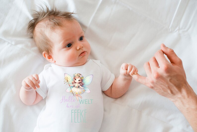 Verzauberte Babybodys mit personalisiertem Feenmotiv, Geschenk zur Geburt Babykleidung Schwangerschaftsverkündung HALLO WELT Bild 2