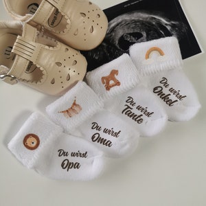 Schwangerschaft verkünden mit einer Babysocke, du wirst Oma Opa Onkel Tante, Sockenrand mit Regenbogen, Löwe, Bohokette, Pferd