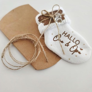 Babysocke weiß Baumwolle personalisiert - Geschenk zur Schwangerschaftsverkündung | Geschenk Großeltern | Baby Ankündigung mit kleinen Deko-Schnuller
