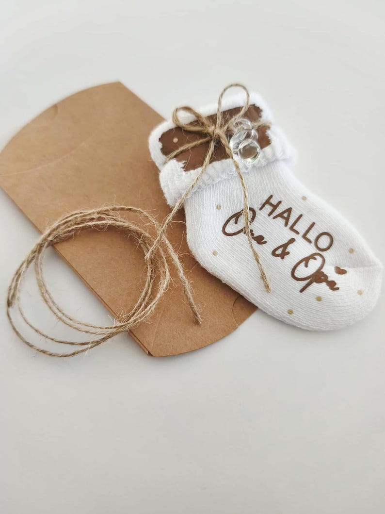 Babysocke weiß Baumwolle personalisiert - Geschenk zur Schwangerschaftsverkündung | Geschenk Großeltern | Baby Ankündigung mit kleinen Deko-Schnuller