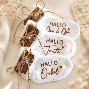 Babysocke weiß Baumwolle personalisiert - Geschenk zur Schwangerschaftsverkündung  Geschenk Großeltern  Baby Ankündigung