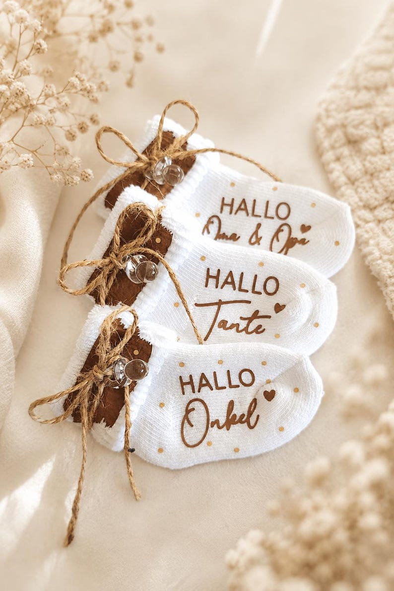 Babysocke weiß Baumwolle personalisiert - Geschenk zur Schwangerschaftsverkündung  Geschenk Großeltern  Baby Ankündigung