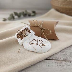Babysocke weiß Baumwolle personalisiert - Geschenk zur Schwangerschaftsverkündung | Geschenk Großeltern | Baby Ankündigung mit kleinen Deko-Schnuller