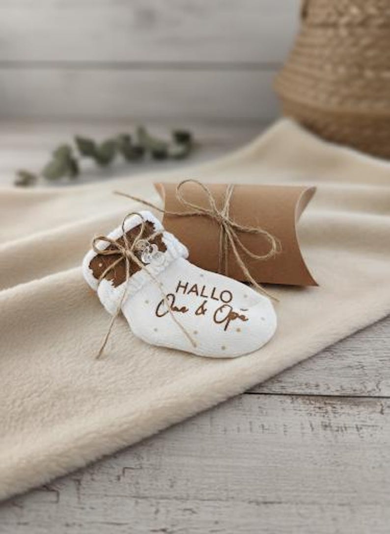 Babysocke weiß Baumwolle personalisiert - Geschenk zur Schwangerschaftsverkündung | Geschenk Großeltern | Baby Ankündigung mit kleinen Deko-Schnuller
