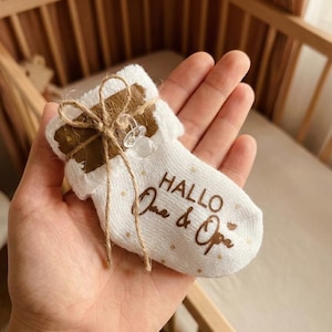 Babysocke weiß Baumwolle personalisiert - Geschenk zur Schwangerschaftsverkündung | Geschenk Großeltern | Baby Ankündigung mit kleinen Deko-Schnuller