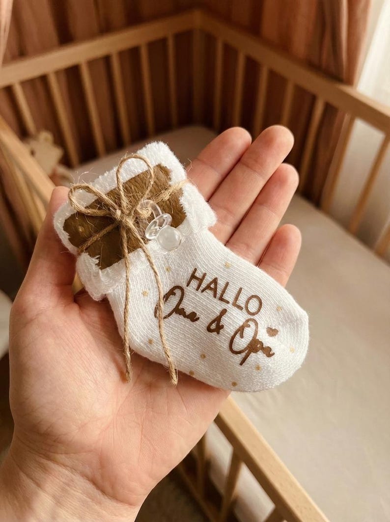 Babysocke weiß Baumwolle personalisiert - Geschenk zur Schwangerschaftsverkündung | Geschenk Großeltern | Baby Ankündigung mit kleinen Deko-Schnuller