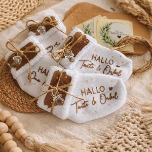 Personalized white cotton baby socks - Pregnancy announcement gift | Grandparents' gift | Baby announcement image 3