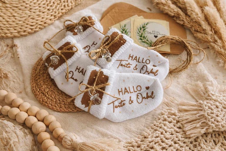 Personalized white cotton baby socks - Pregnancy announcement gift | Grandparents' gift | Baby announcement image 3