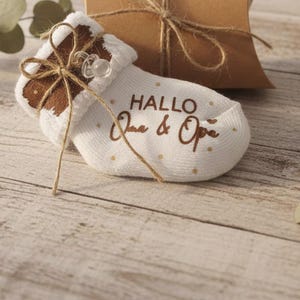Babysocke weiß Baumwolle personalisiert - Geschenk zur Schwangerschaftsverkündung | Geschenk Großeltern | Baby Ankündigung mit kleinen Deko-Schnuller