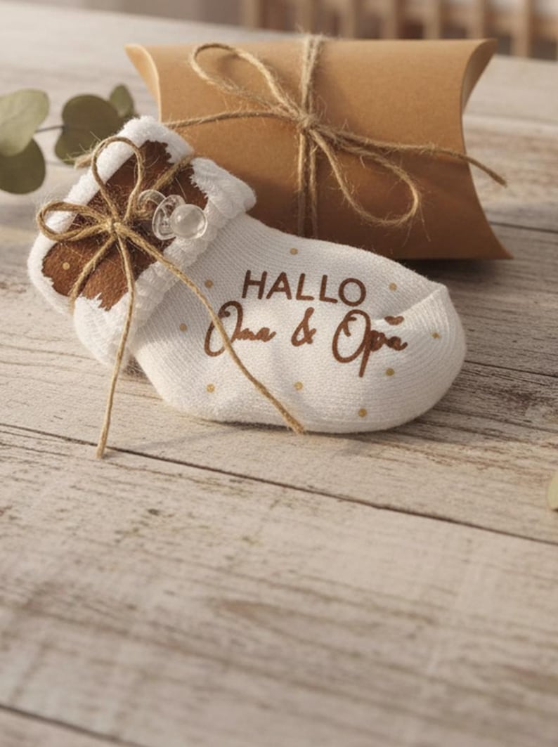 Babysocke weiß Baumwolle personalisiert - Geschenk zur Schwangerschaftsverkündung | Geschenk Großeltern | Baby Ankündigung mit kleinen Deko-Schnuller