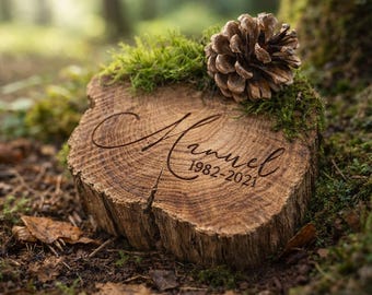 Personalisierte Baumscheibe zur Erinnerung | Naturbestattung | Trauerdeko Friedwald | Gravur mit Name & Datum | Kompostierbar 12-15cm
