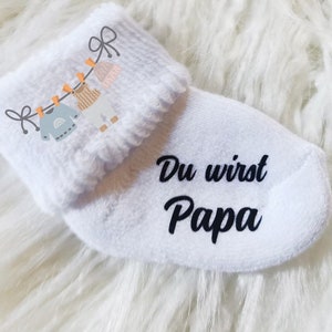 Baby socks for pregnancy announcement, personalized you will be grandma grandpa uncle aunt surprise, the edge of the sock is decorated with clothesline