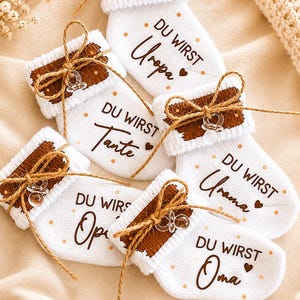 Babysocke weiß Baumwolle personalisiert - Geschenk zur Schwangerschaftsverkündung  Geschenk Großeltern  Baby Ankündigung