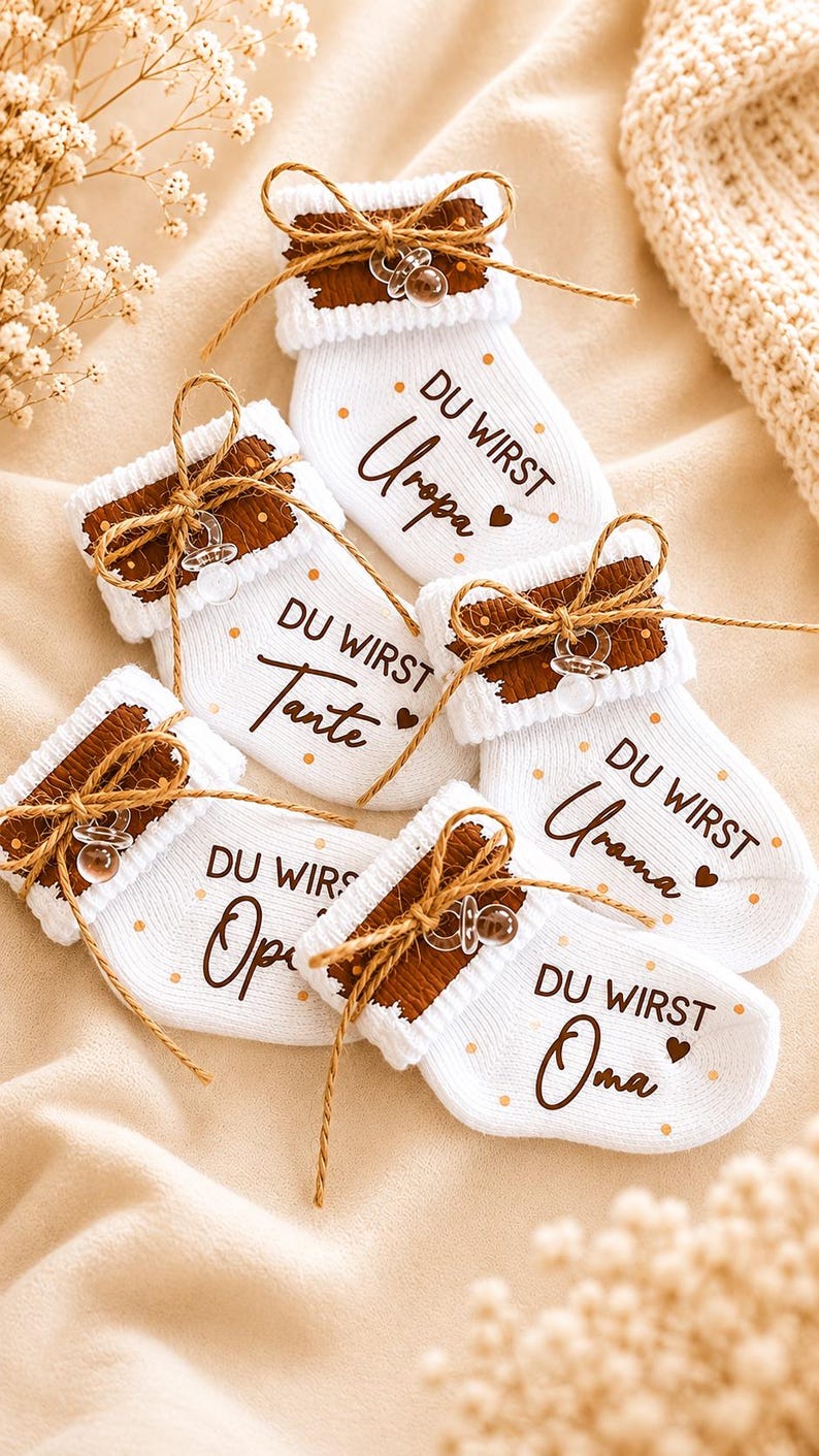 Babysocke weiß Baumwolle personalisiert - Geschenk zur Schwangerschaftsverkündung  Geschenk Großeltern  Baby Ankündigung