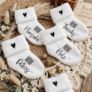 Personalisierte Babysocke Schwangerschaftsverkündung weiß 10cm weiche Baumwolle: Einfach mit Nachname oder Wunschtext gestalten