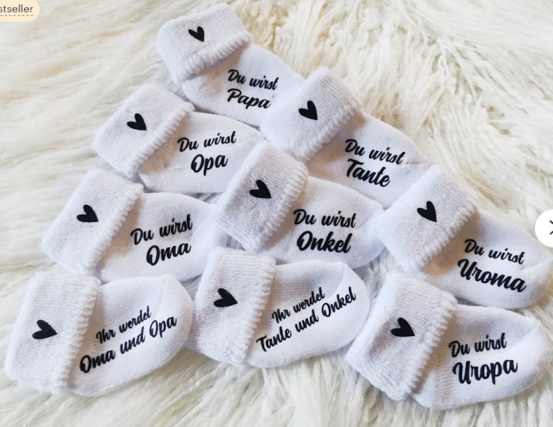 Schwangerschaft verkünden mit einer Babysocke weiß, Personalisiert du wirst Oma Opa Onkel Tante, Hallo Papa oder anderem Wunschtext, Sockenrand mit Herz