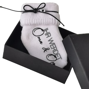 Schwangerschaft verkünden , Babysocke weiß, Personalisiert du wirst Oma Opa Onkel Tante, Sockenrand mit Bändchen und Herzperle nach Wahl