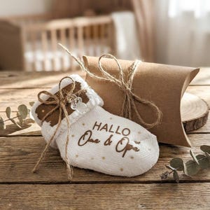 Babysocke weiß Baumwolle personalisiert - Geschenk zur Schwangerschaftsverkündung | Geschenk Großeltern | Baby Ankündigung mit kleinen Deko-Schnuller