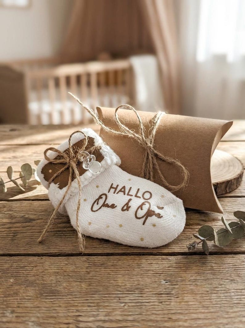 Babysocke weiß Baumwolle personalisiert - Geschenk zur Schwangerschaftsverkündung | Geschenk Großeltern | Baby Ankündigung mit kleinen Deko-Schnuller