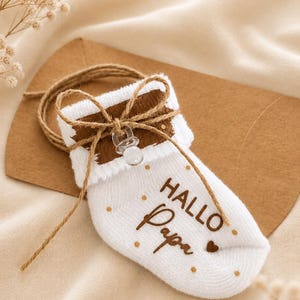 Babysocke weiß Baumwolle personalisiert - Geschenk zur Schwangerschaftsverkündung  Geschenk Großeltern  Baby Ankündigung