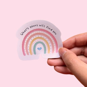 Ce qui est à vous vous trouverez | autocollant arc-en-ciel | Autocollant de motivation | Sticker imperméable | Citations motivantes | autocollant mignon | Art arc-en-ciel