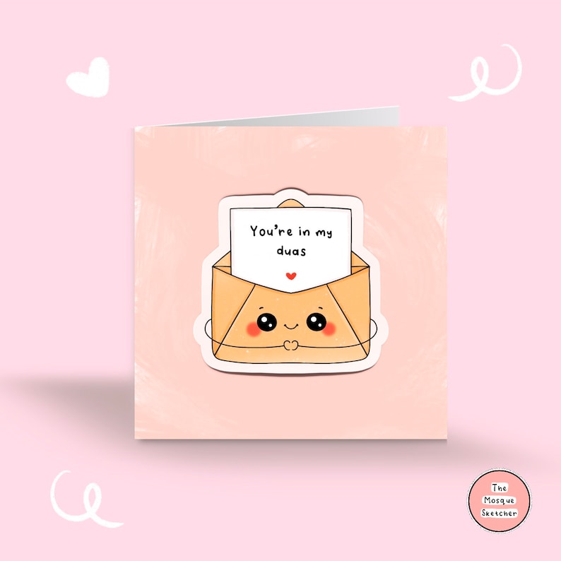 Op de afbeelding: Een roze kaart met een cartoon-envelop met een glimlachend gezicht en de tekst "You're in my duas" erin. De envelop houdt een klein rood hart vast.