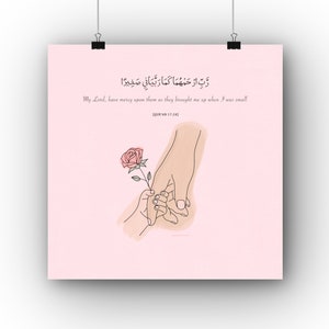 Puede incluir: Una ilustración rosa y blanca de dos manos que se sostienen. La mano más pequeña sostiene una rosa rosa. El texto árabe dice "Señor mío, ten misericordia de ellos como me criaron cuando era pequeño." El número del versículo es 17:24.