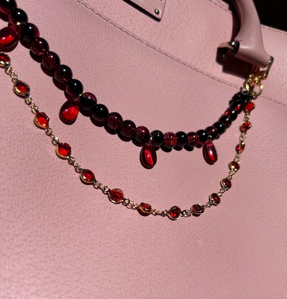 Gothic Red Beaded Purse Charm – Dark Romantic Handbag Accessory – Crimson Heart Bag Jewelry