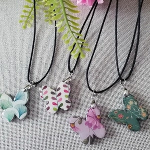 Collana farfalla, collana con ciondolo, collana leggera, collana per lei, collana floreale, collana fatta a mano, collana double face.
