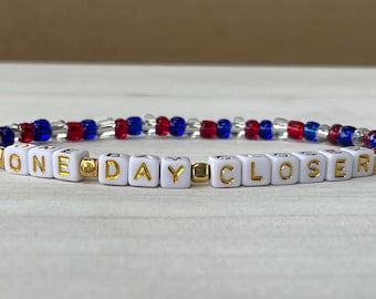 Pulsera UN DÍA MÁS CERCA / Pulsera apilable hecha a mano / Joyería motivacional, inspiradora y apilable personalizada - Regalo patriótico para ella