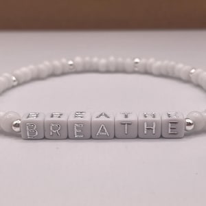 Pulsera blanca BREATHE / Pulsera apilable hecha a mano / Joyería motivacional, inspiradora y apilable personalizada - Salud mental, regalo para ella
