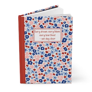 Diario de tapa dura mate - Diseño floral patriótico - Páginas perforadas - Diario personalizado, lista de tareas - Un día más cerca - Regalo perfecto