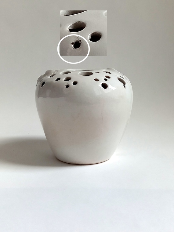 KeramikVase mit mehreren Löchern, niedliche Porzellan Vase, entzückende Vase, unikat gegossen, Dekoobjekt, künstlerisches Design, Sammlerstück