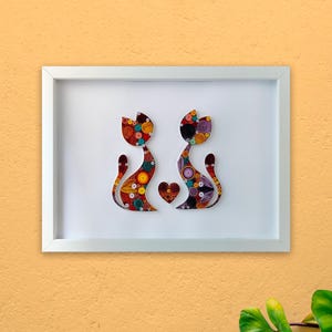Coppia di gatti realizzata a mano con il quilling / Regalo artistico in carta 3D per gli amanti dei gatti / Decorazione romantica con cornice per animali domestici / 23 x 32 cm (9 x 12,6 pollici)