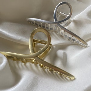 Hair clip | Gold | Hair clip | Hairclaw | Metal | Stainless steel | Moon-shaped | Thick hair | Crabclaw | Cancer brace | Lymoda Silver Gold