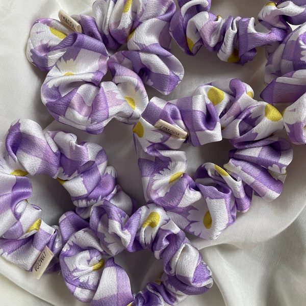 Handmade Scrunchie Haargummi Haarband Lymoda Lila Weiß Satin Gänseblümchen Satin Daisy Gelb Sommer Frühling Spring Haareifen Haarband