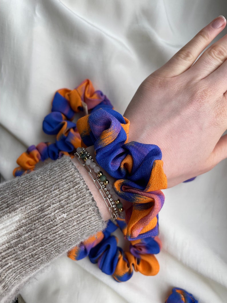 Handmade Scrunchie Haargummi Haarband Lymoda Orange Blau Royalblau gemustert Sommer Frühling Spring Haarreifen Haarband Viskose Bild 5