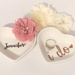 パーソナライズされたセラミックハートジュエリーディッシュ - 結婚指輪ホルダー - ジュエリーディッシュ - ハートリングホルダー - 花嫁ギフト - ブライダルパーティーの記念品 - 婚約