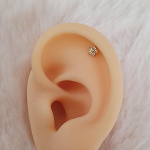 piercing d'oreille pour helix, lobe, flat, conch, snug, rook - tige de 6 mm en acier inoxydable doré et fleur en zirconium - bijoux femme