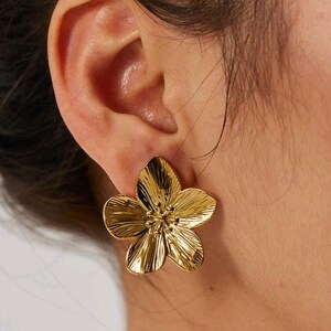 Boucles d'oreilles fleurs de cerisier grosse boucles d'oreilles en acier inoxydable doré puces d'oreilles boucles d'oreilles femme image 2