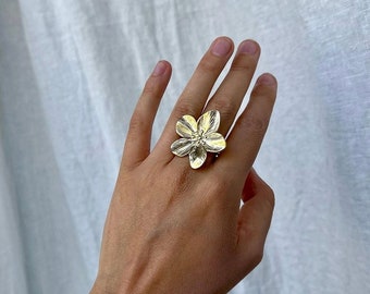 Ring in de vorm van een kersenbloesem - verstelbare ring in roestvrij staal verguld met fijn goud - damesring - bloemenring - grote bloem - sakura