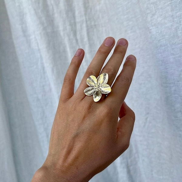 Ring in the shape of a cherry blossom - adjustable ring in stainless steel gilded with fine gold - women's ring - flower ring - large flower - sakura